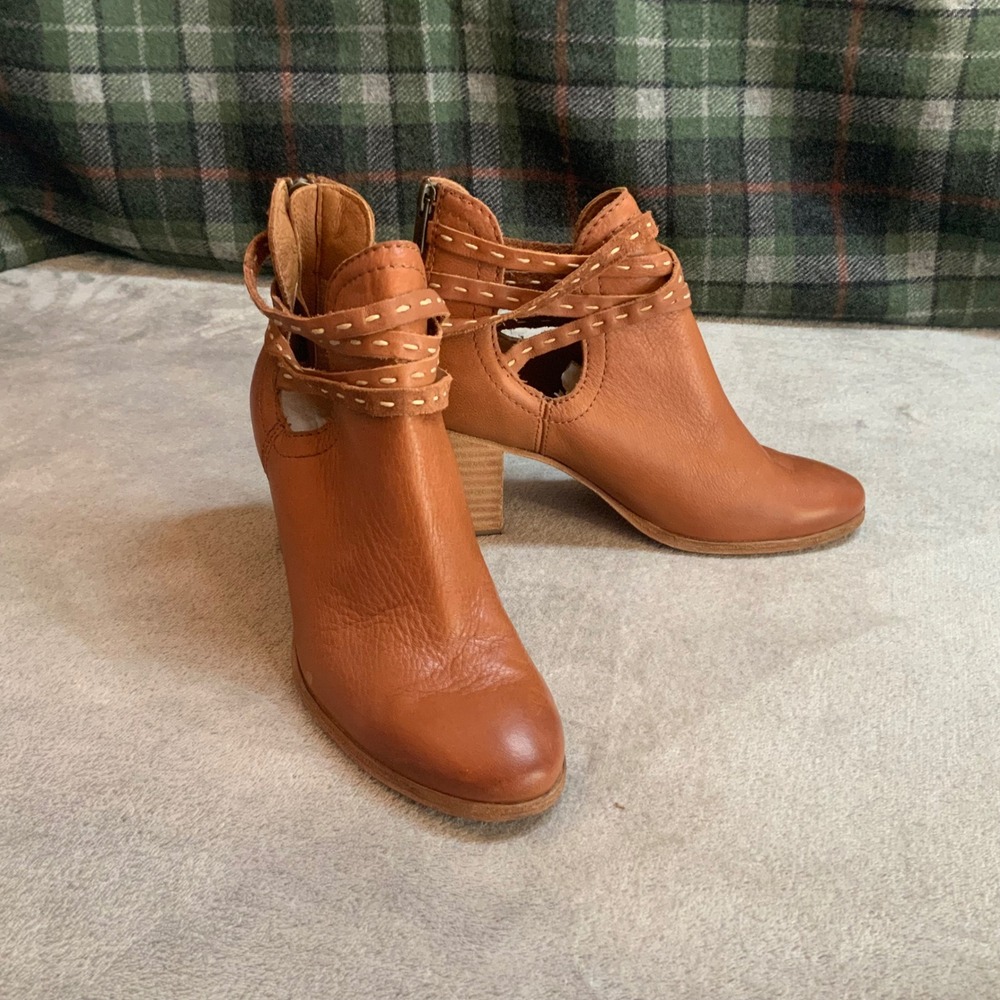 Frye Women Cognac Leather Cutout Whipstitch Wrap Ankle Boots 7.5 3478387
